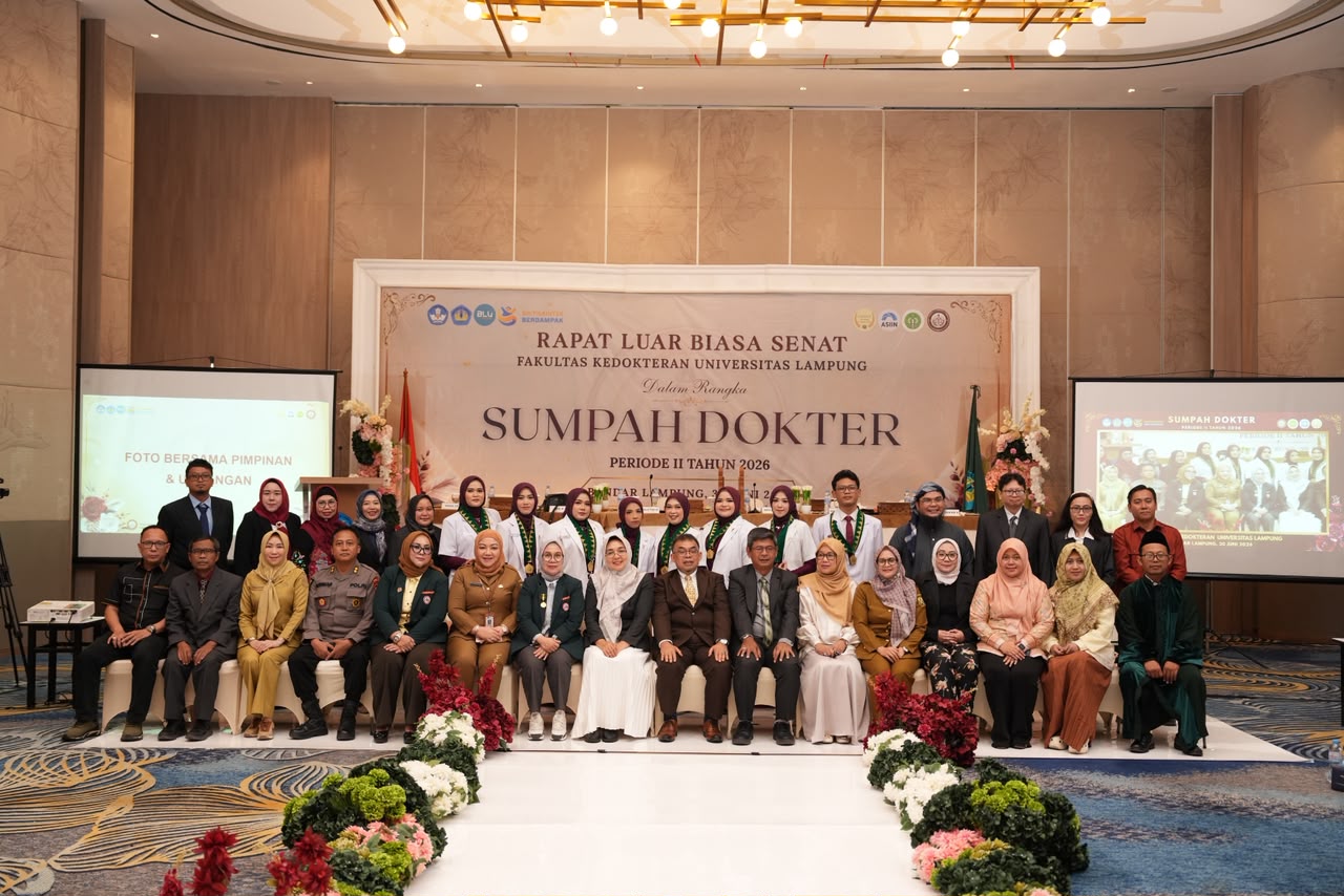 Delapan Dokter Baru FK Unila Resmi Mengucapkan Sumpah Dokter