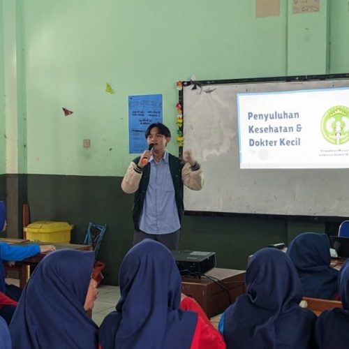 dr. M Dwiky Tantona sedang memberi penyuluhan.